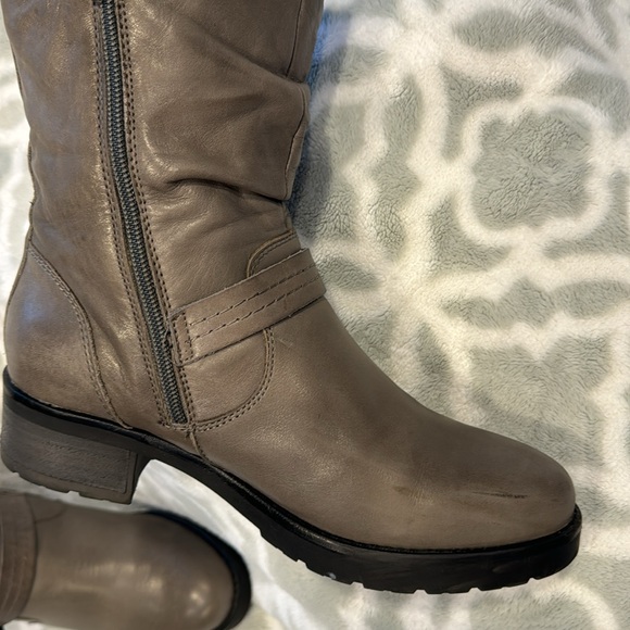 EUC - Woman’s Leather Grey Boots - Size 7 - Picture 6 of 11
